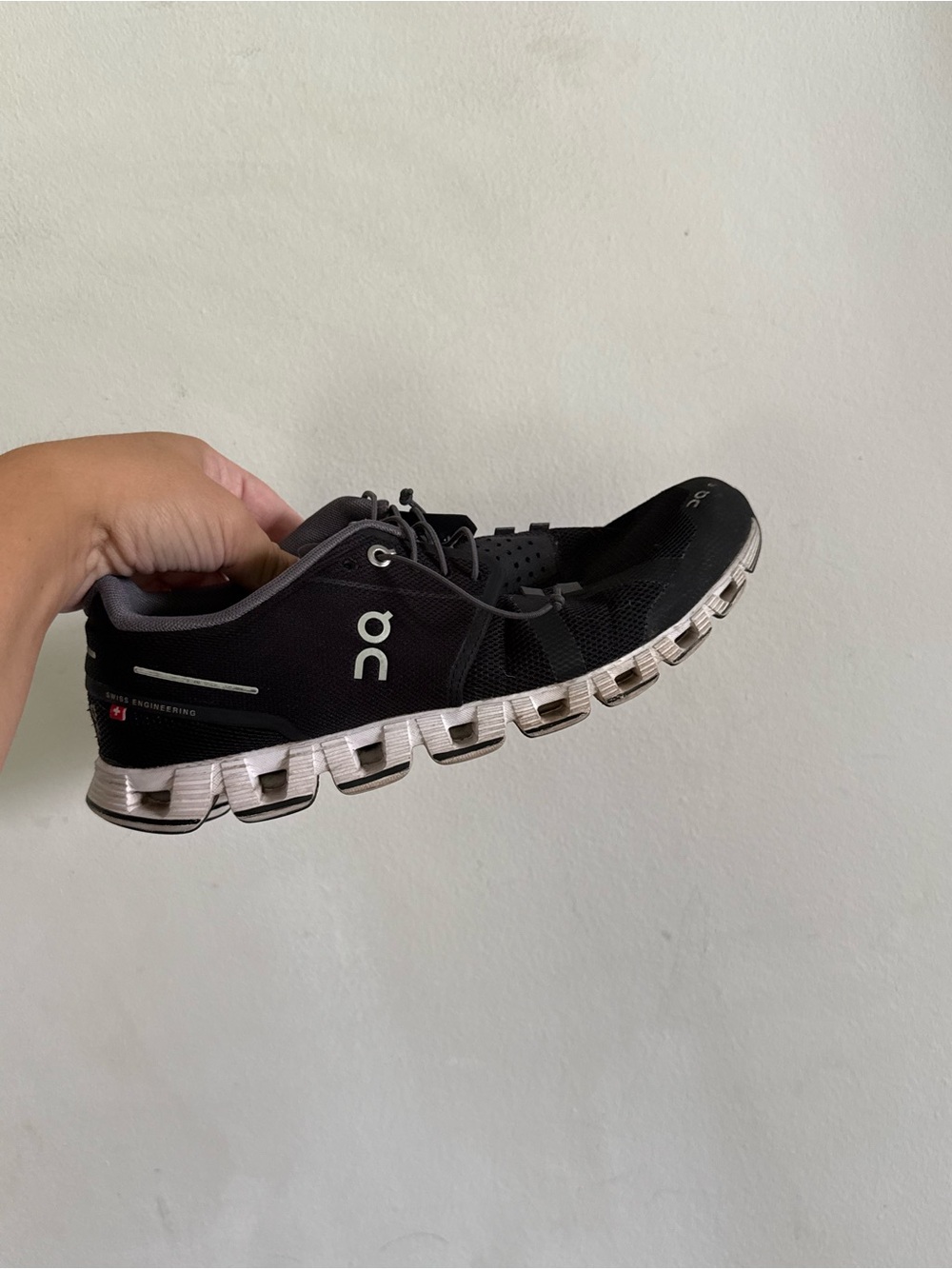 On Cloud Womens Cloud 6 Black White Comfort Swiss Engineering Sneakers, Size W10